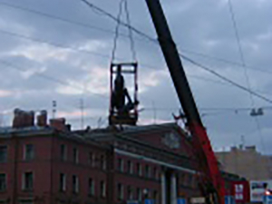 crane lifting horse statue